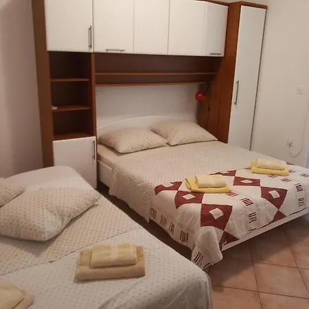 Rab Paradise -3 Bedrooms 3 Bathrooms Vikendica